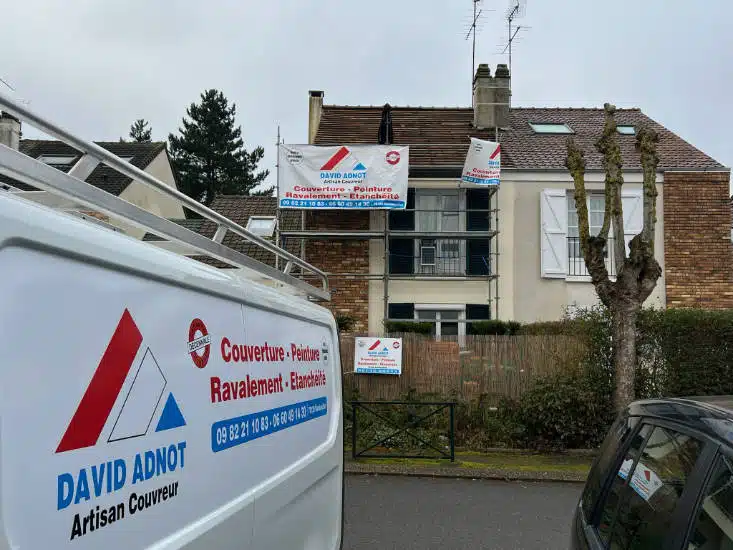 Véhicule David Adnot Artisan Couvreur devant un chantier de toiture dans les Yvelines