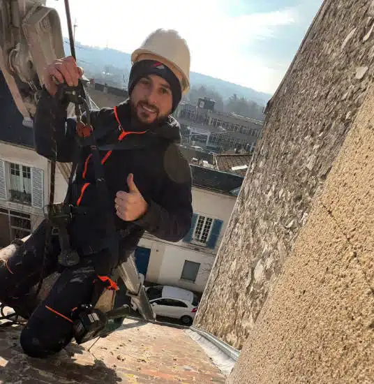 Chantier de couverture David Adnot avec véhicule et bâche de chantier dans les Yvelines