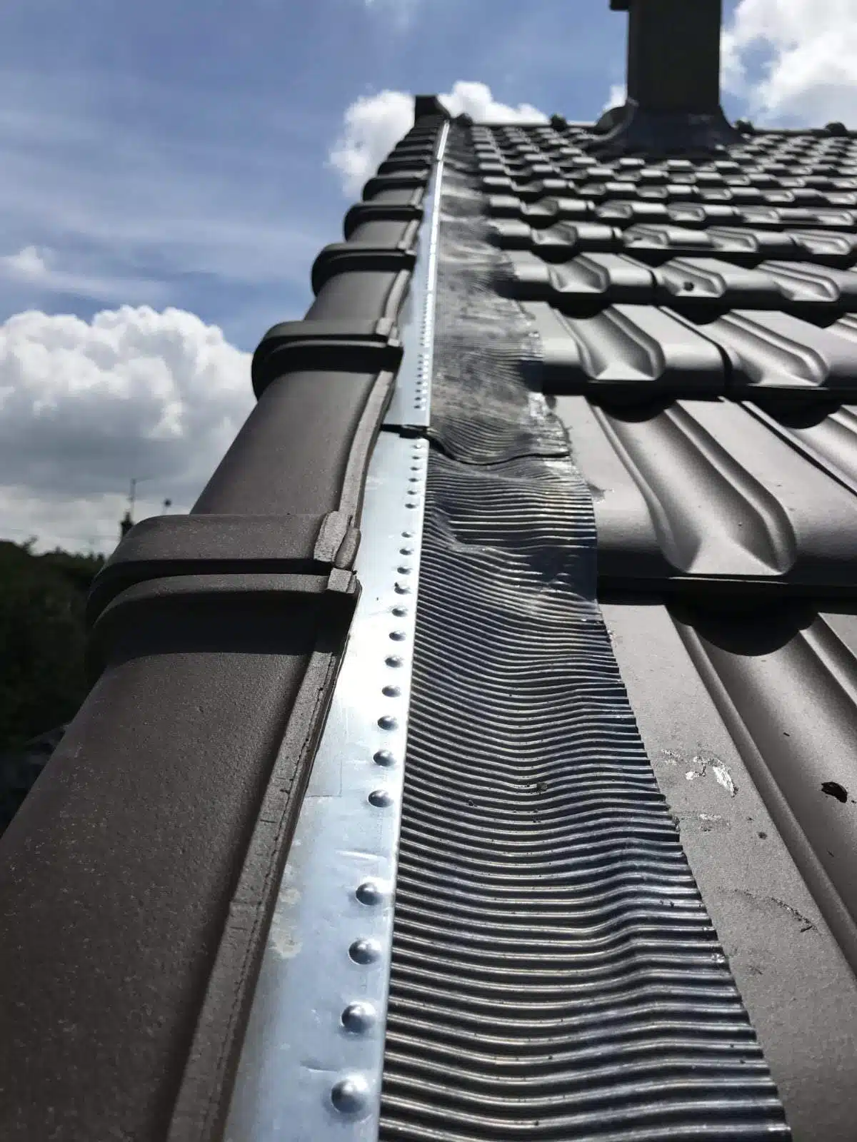 Réfection d'arêtiers et remplacement de tuiles sur une toiture dans les Yvelines
