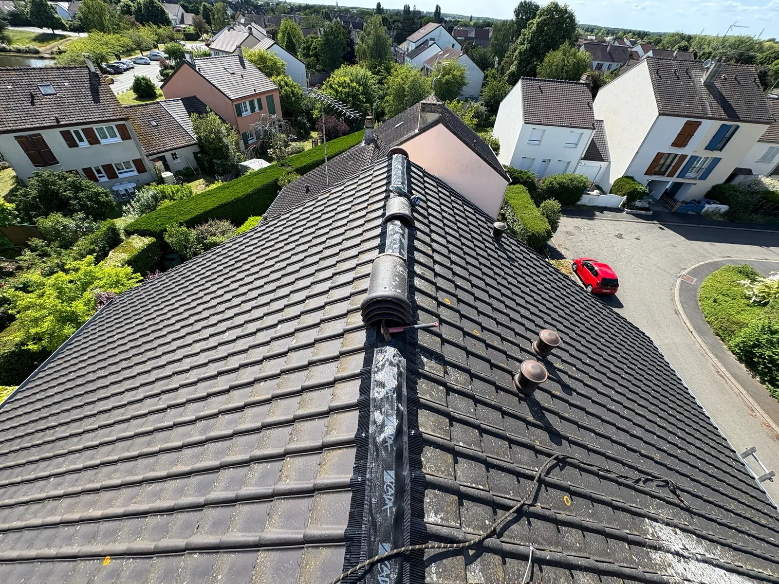 Pose du closoir ventilé et repose des faîtières sur une toiture de Rambouillet