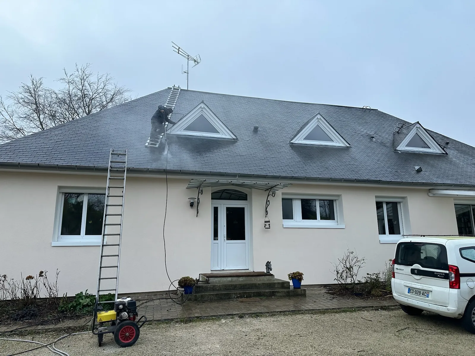 Nettoyage d'une toiture en ardoises à trois lucarnes à Poigny-la-Forêt