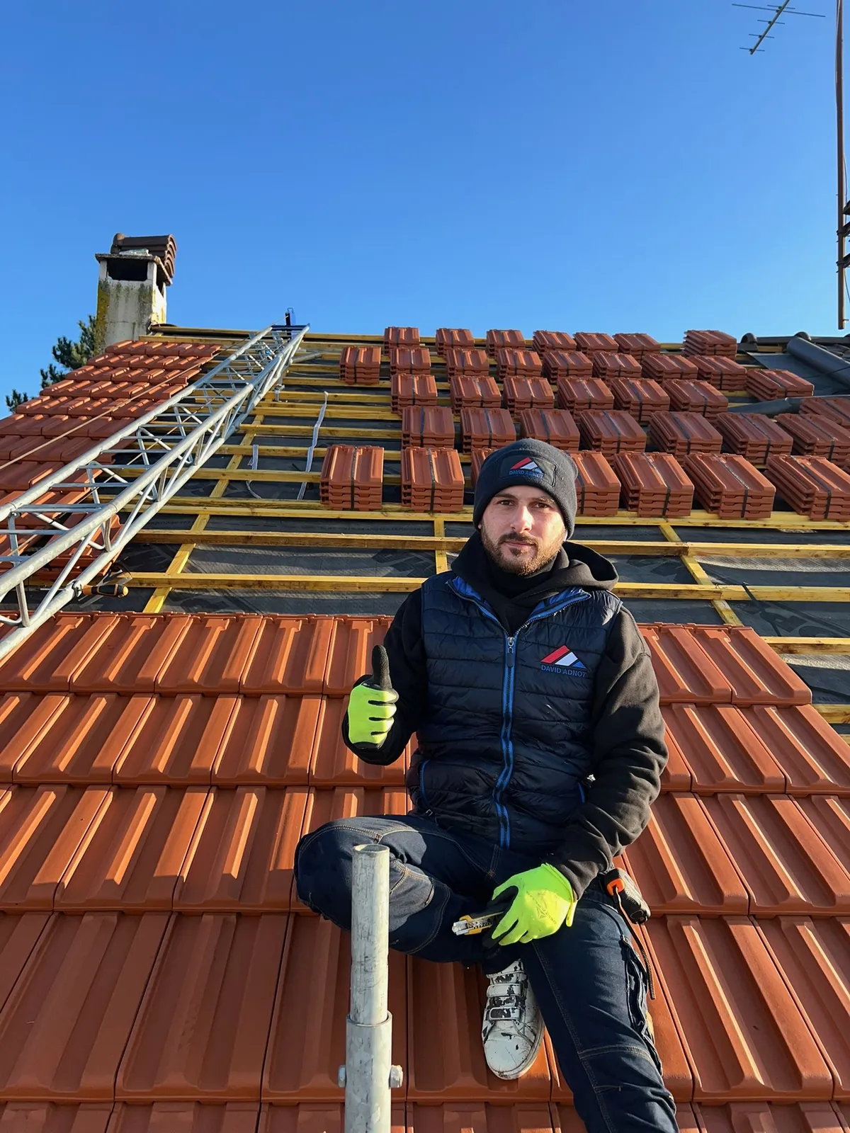 David Adnot, artisan couvreur, sur le chantier de remplacement de couverture à Rambouillet