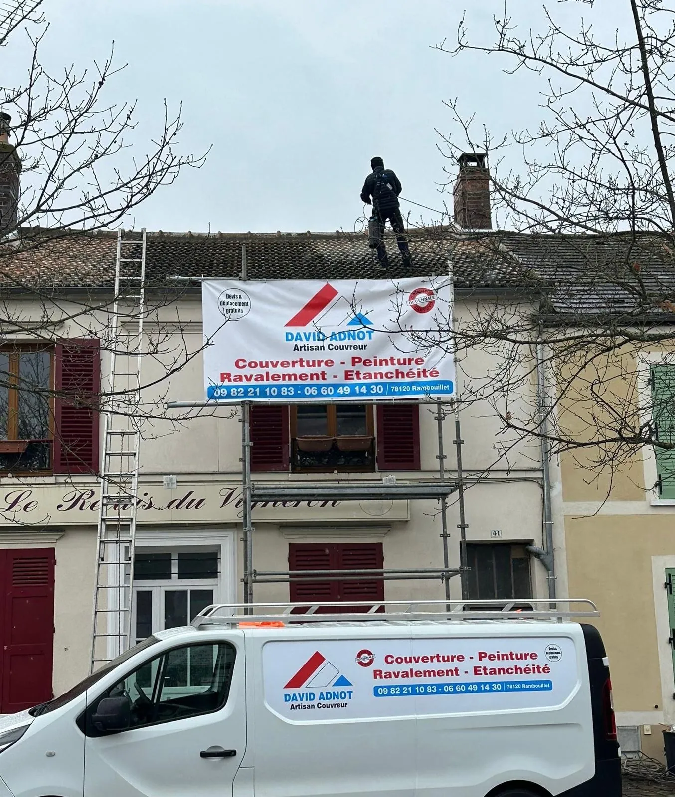 Maison de ville ancienne à Rambouillet sous échafaudage pendant des travaux de couverture