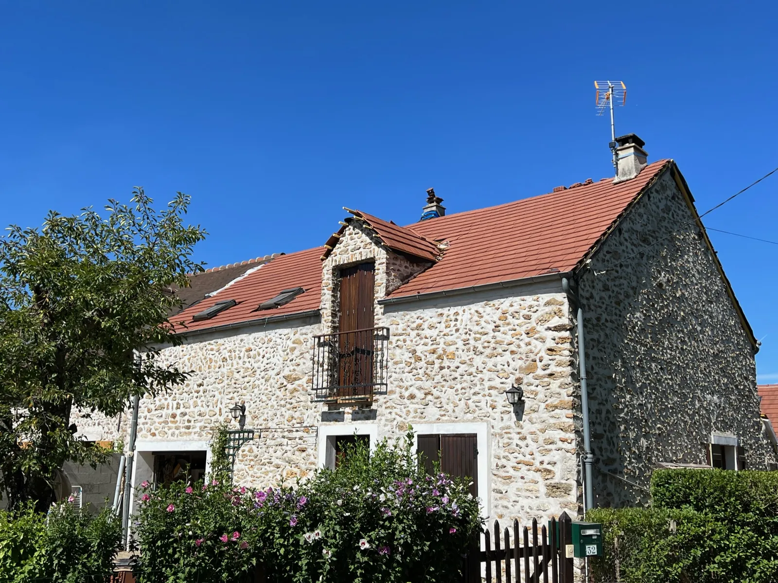Maison en meulière de Sonchamp avec sa toiture en tuiles plates refaite à neuf