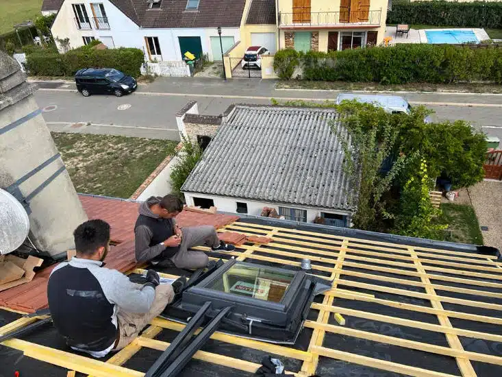Fenêtre de toit Velux posée sur une toiture en tuiles dans les Yvelines
