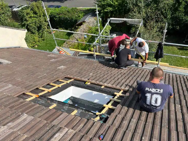 Installation d'une fenêtre de toit Velux avec raccord d'étanchéité dans les Yvelines